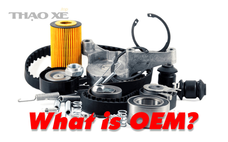 Kỹ thuật viên kiểm tra phụ tùng OEM trên bàn sửa chữa ô tô