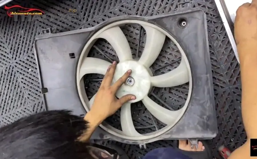 Nên xử lý tạm thời thế nào khi nghi quạt két nước không chạy trên đường?