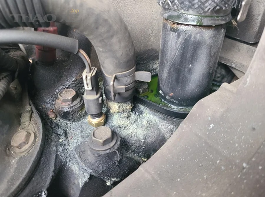 removed my alternator and it revealed a lot of caked up v0 e8bifq623dfe1