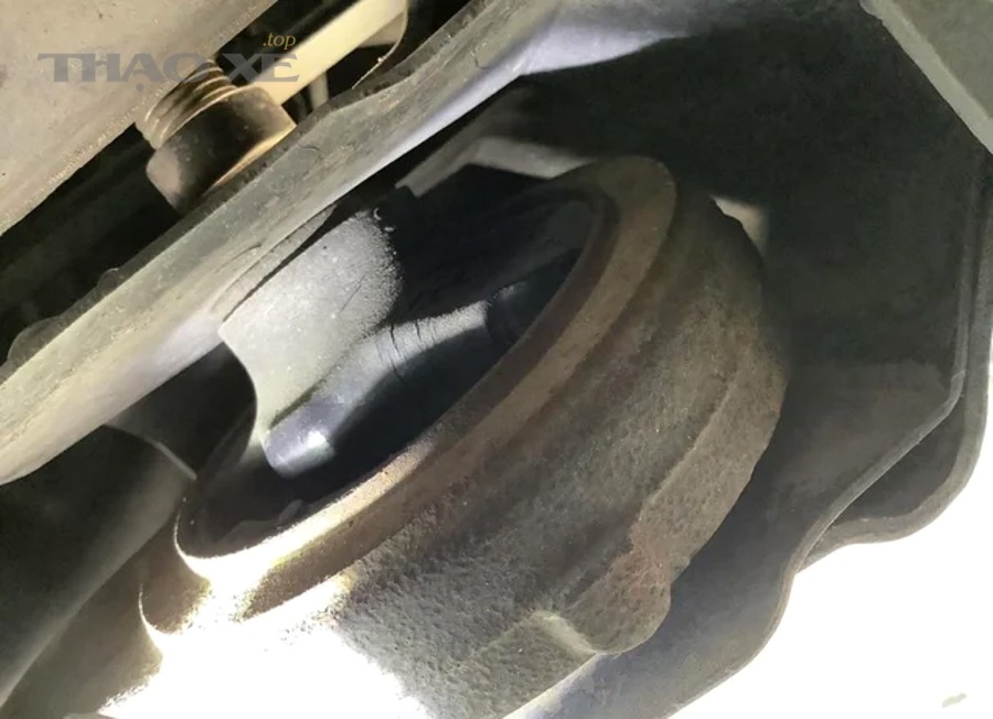 So sánh chọn cao su càng chính hãng vs aftermarket theo vật liệu và mục tiêu sử dụng
