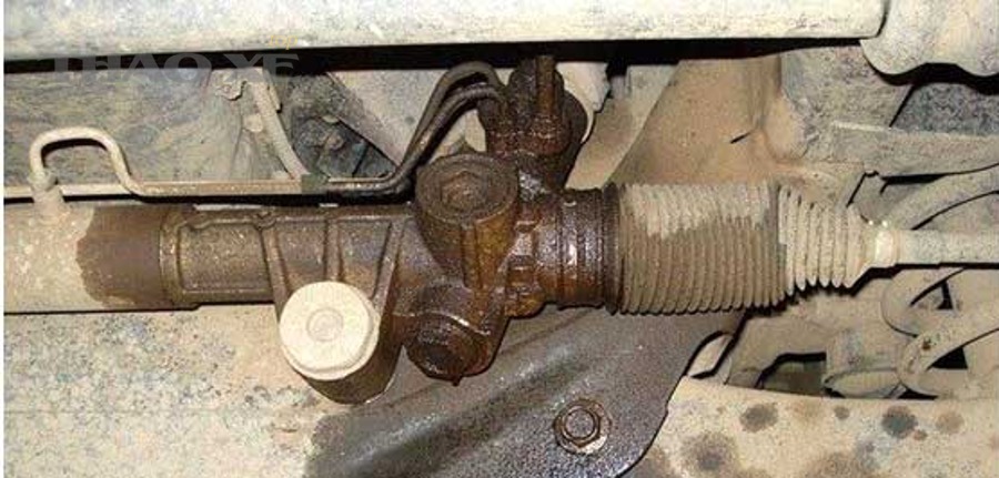 Chủ xe trao đổi với gara để tránh chẩn đoán sai lỗi rò rỉ dầu trợ lực lái