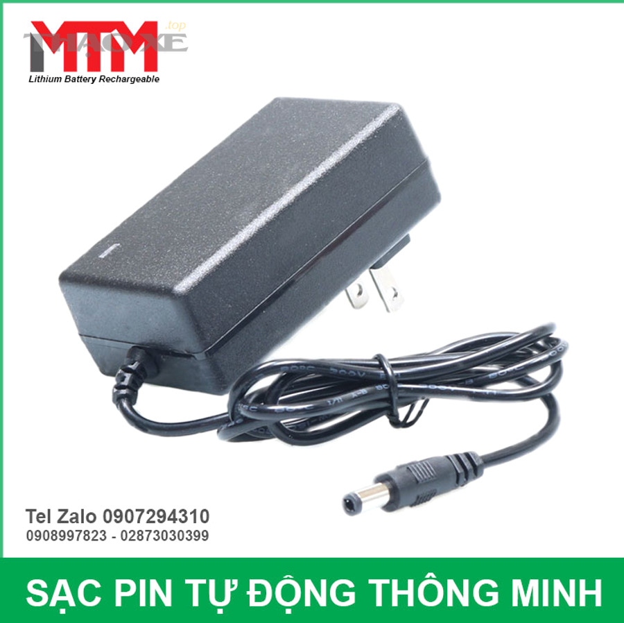 Kỹ thuật viên kiểm tra pin và cổng sạc bằng thiết bị đo