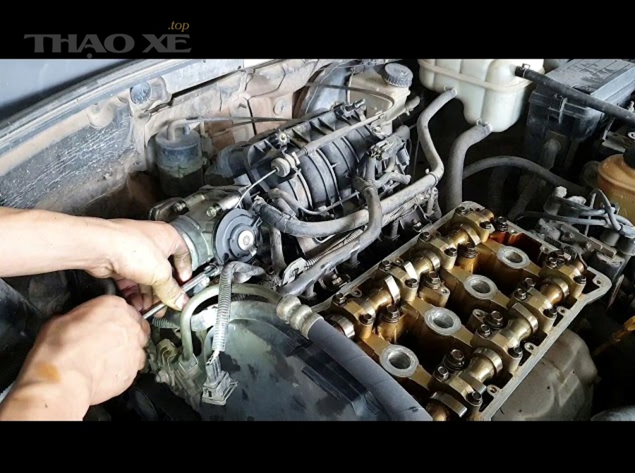 Vết dầu động cơ rò rỉ và dấu hiệu dầu bám bẩn quanh bề mặt máy