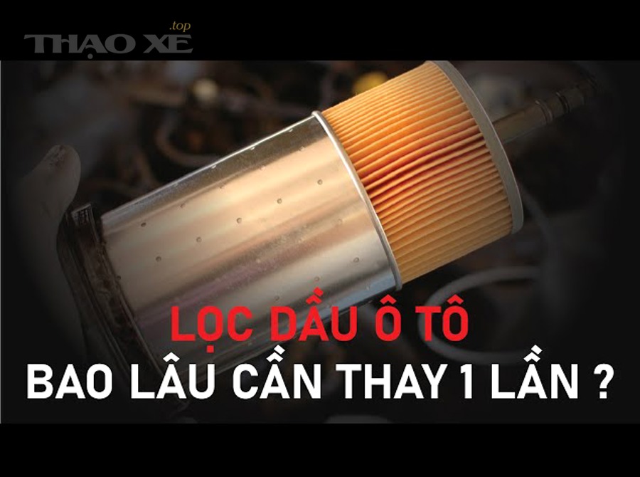 Xe ô tô trong gara bảo dưỡng với kỹ thuật viên kiểm tra hệ thống bôi trơn và lọc dầu