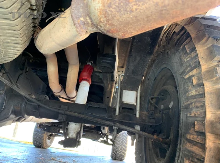 see anything wrong with this rear there is a squeaking v0
