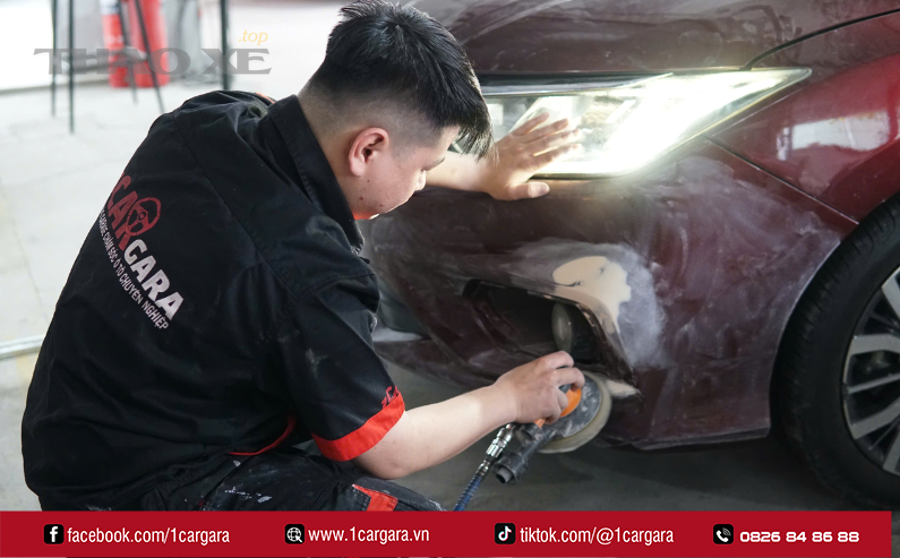 Chủ xe kiểm tra chất lượng bàn giao sau khi phục hồi sơn ô tô