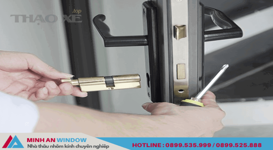 Những nguyên nhân nào thường làm kẹt kính điện ô tô?