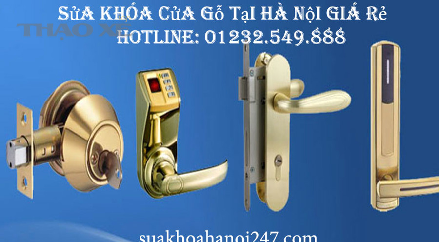 Thợ kỹ thuật kiểm tra ổ khóa cửa tại nhà