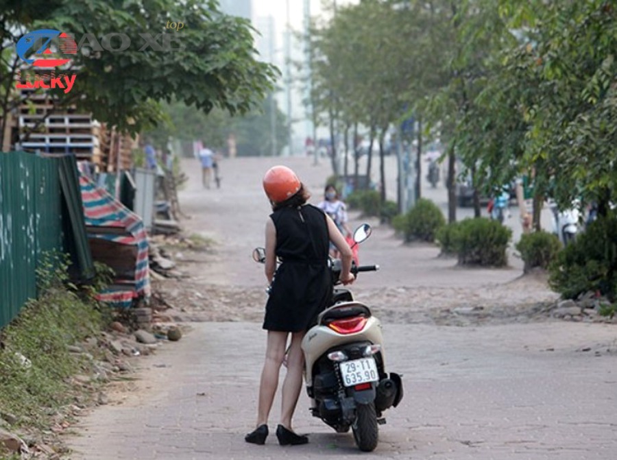 Thợ kỹ thuật đang kiểm tra hệ thống điện và cảm biến ô tô