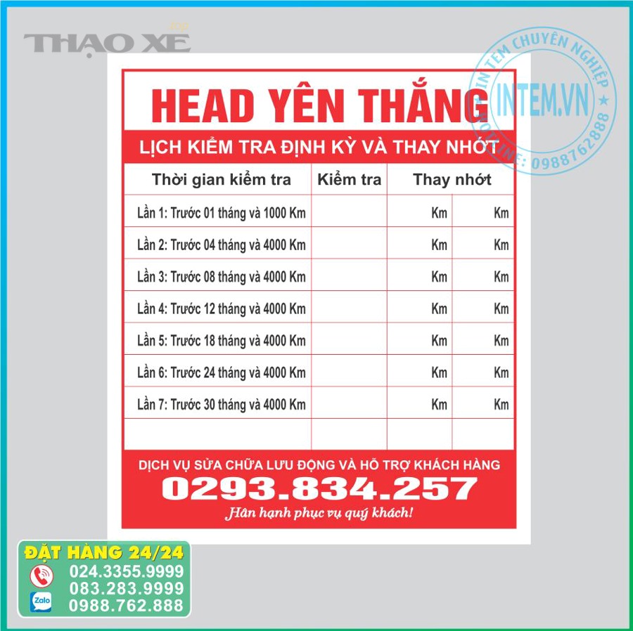 Chủ xe kiểm tra dầu động cơ và ghi mốc thay dầu tiếp theo