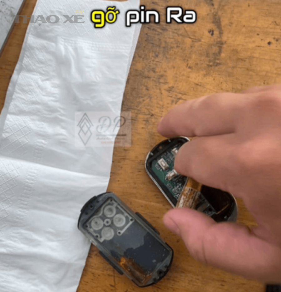 Tháo pin remote ngay khi dính nước để tránh chập mạch