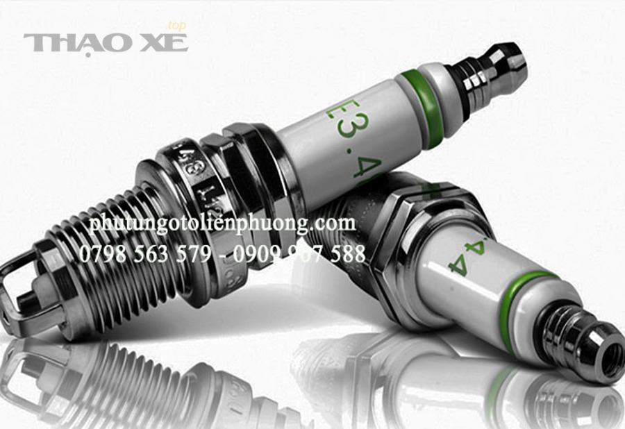 Kỹ thuật viên dùng máy chẩn đoán tìm nguyên nhân xe rung sau khi thay bugi