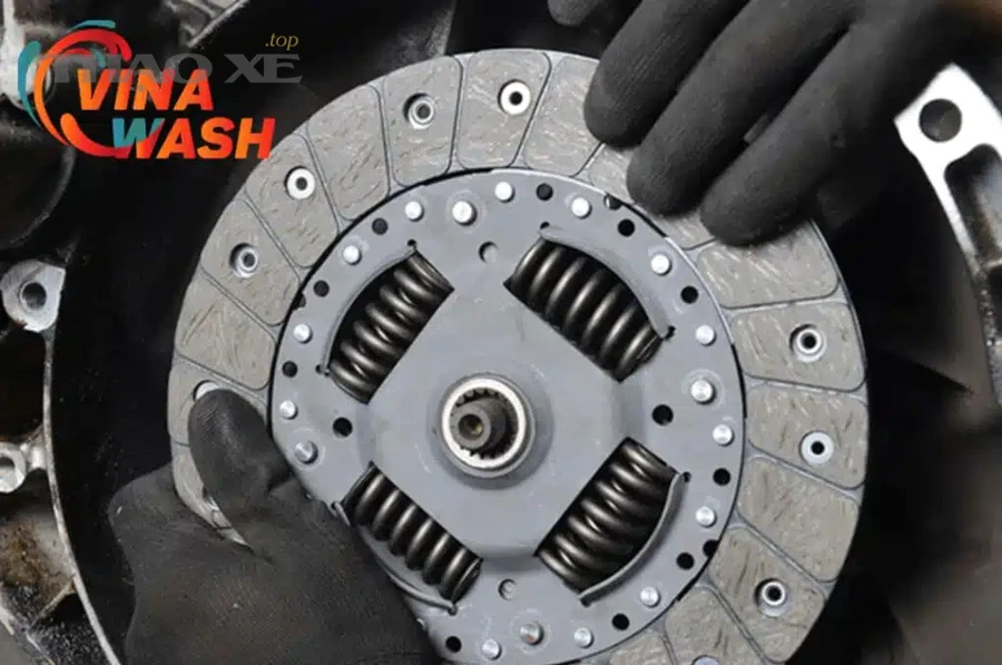 Khoang sửa chữa ô tô minh họa hệ thống ly hợp ô tô và bảo dưỡng côn xe số sàn