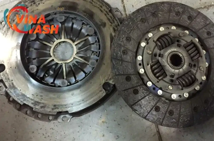 Gara sửa chữa ô tô minh họa thời gian thay lá côn và kiểm tra hệ thống côn xe số sàn