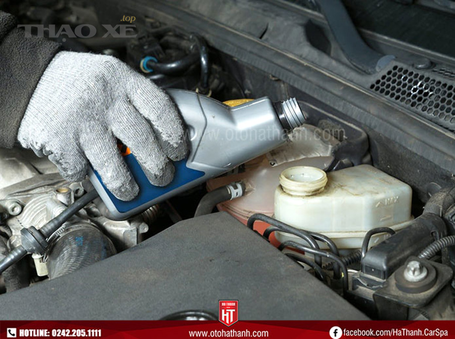 Kỹ thuật viên kiểm tra hệ thống phanh ô tô chuyên sâu tại gara