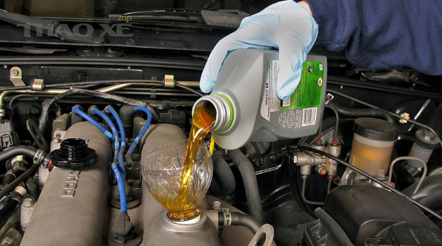 Kỹ thuật viên kiểm tra hộp số ô tô tại xưởng dịch vụ