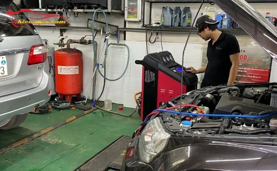 Những trường hợp đặc biệt nào làm thay đổi quyết định thay nắp két nước theo định kỳ?