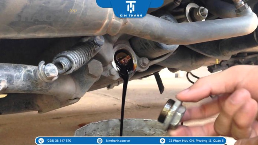 Kỹ thuật viên thay dầu động cơ cho xe sau ngập