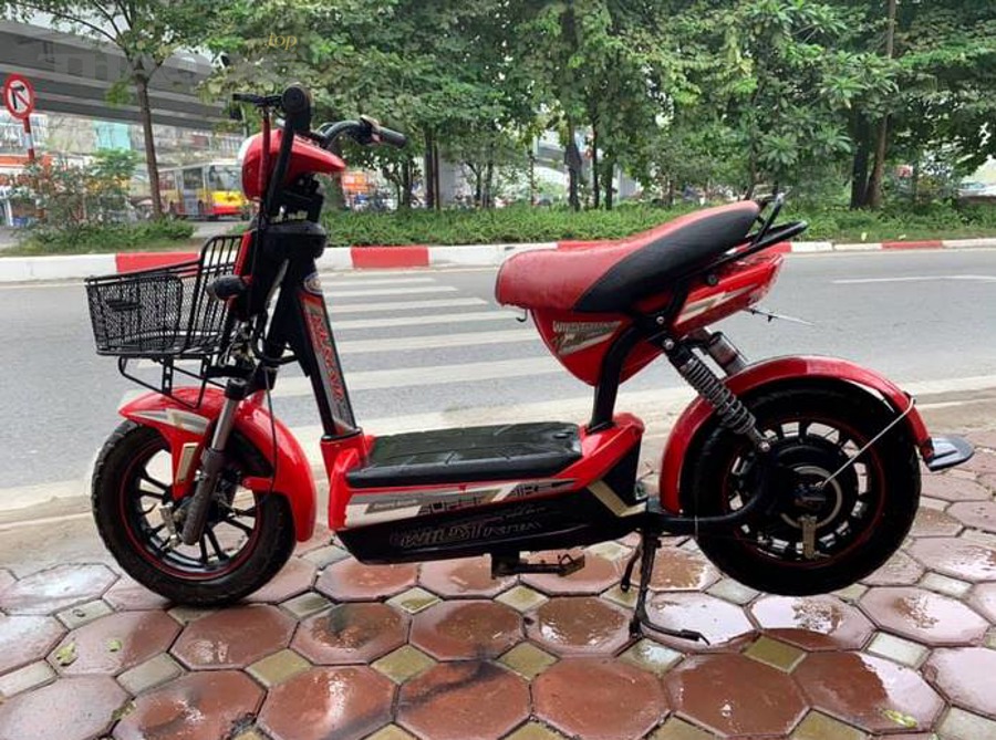 Thợ kỹ thuật đang thay lốp xe máy tại tiệm sửa xe
