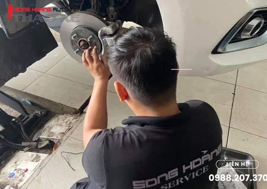 Bánh xe ô tô và cụm phanh cần kiểm tra khi có dấu hiệu phanh bất thường