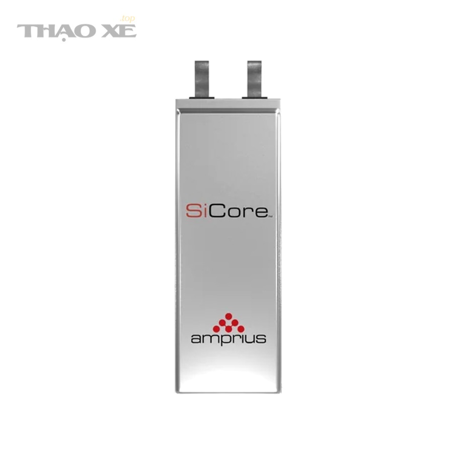 Dây kích bình ô tô và đầu kẹp đỏ đen chuẩn bị thao tác