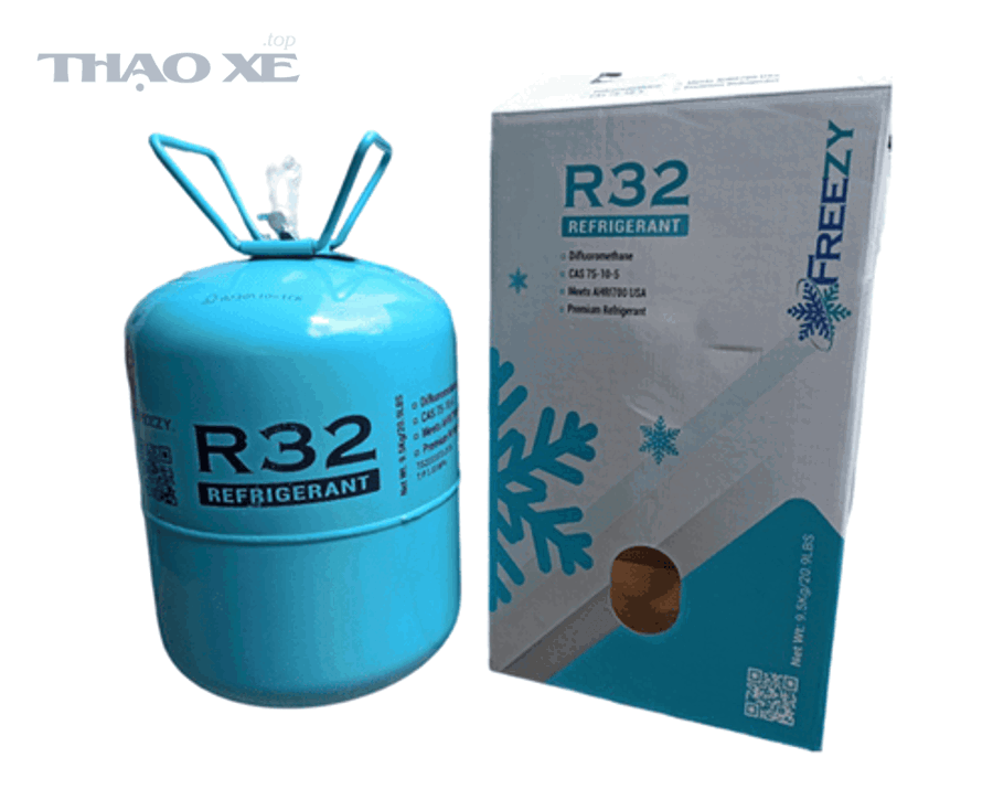 Kỹ thuật viên kiểm tra đồng hồ áp suất khi nạp gas điều hòa