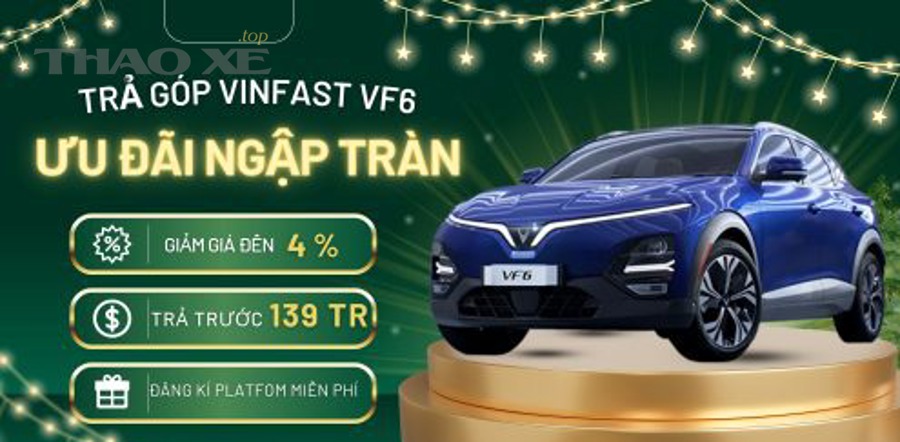 Kỹ thuật viên đo kiểm giắc dây và module điều khiển trên ô tô