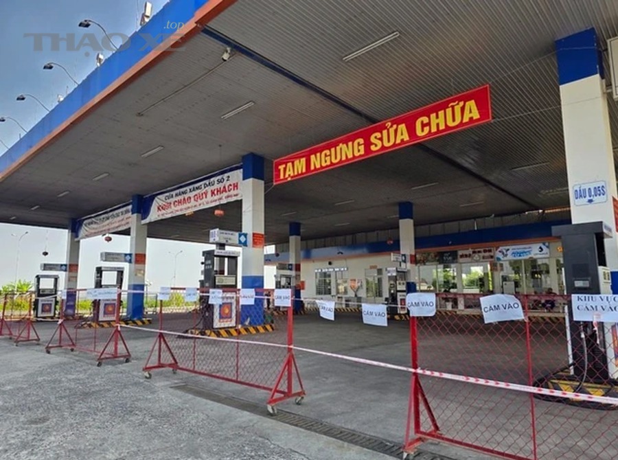 Kỹ thuật viên kiểm tra rò dầu dưới gầm xe để sửa triệt để