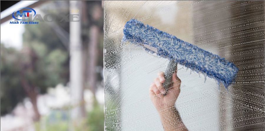lau kính chắn gió ô tô đúng thứ tự để giảm ma sát cho gạt mưa