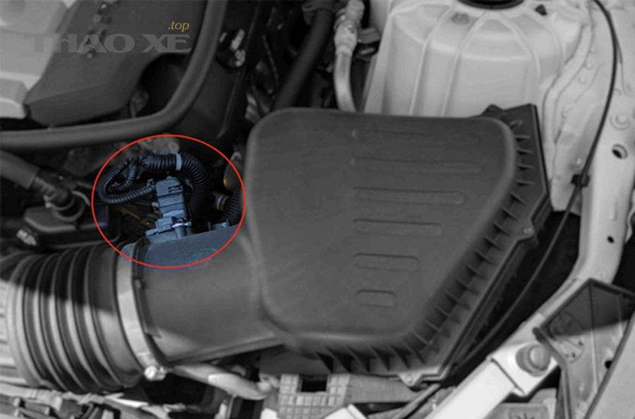 Máy chẩn đoán OBD đang đọc mã lỗi động cơ