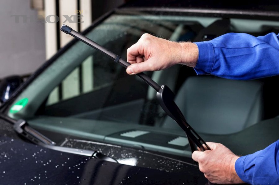 Ô tô chạy dưới mưa ban đêm cần đèn và gạt mưa hoạt động tốt