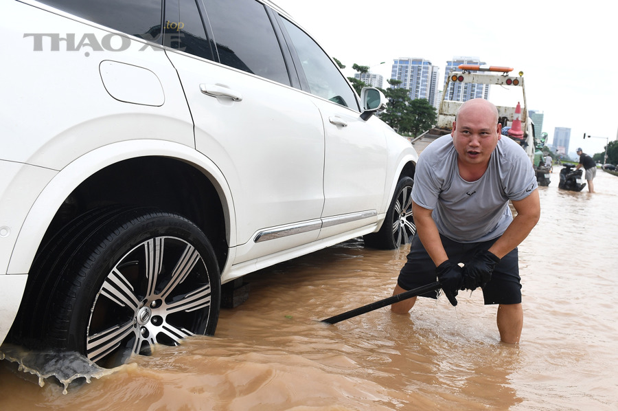 Kiểm tra dầu động cơ ô tô bằng que thăm dầu