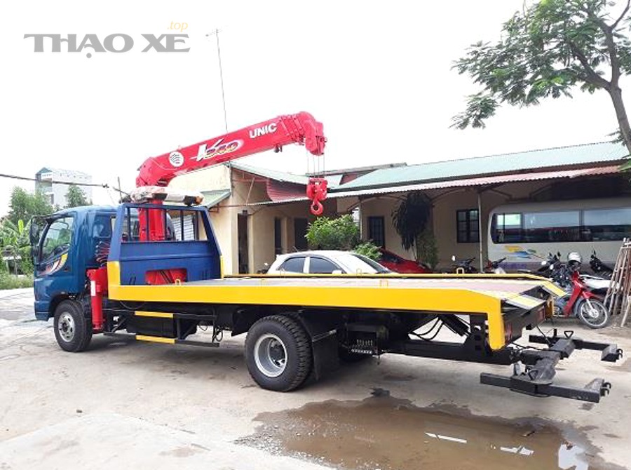 Kỹ thuật viên kiểm tra xe trước khi sửa xe ô tô uy tín