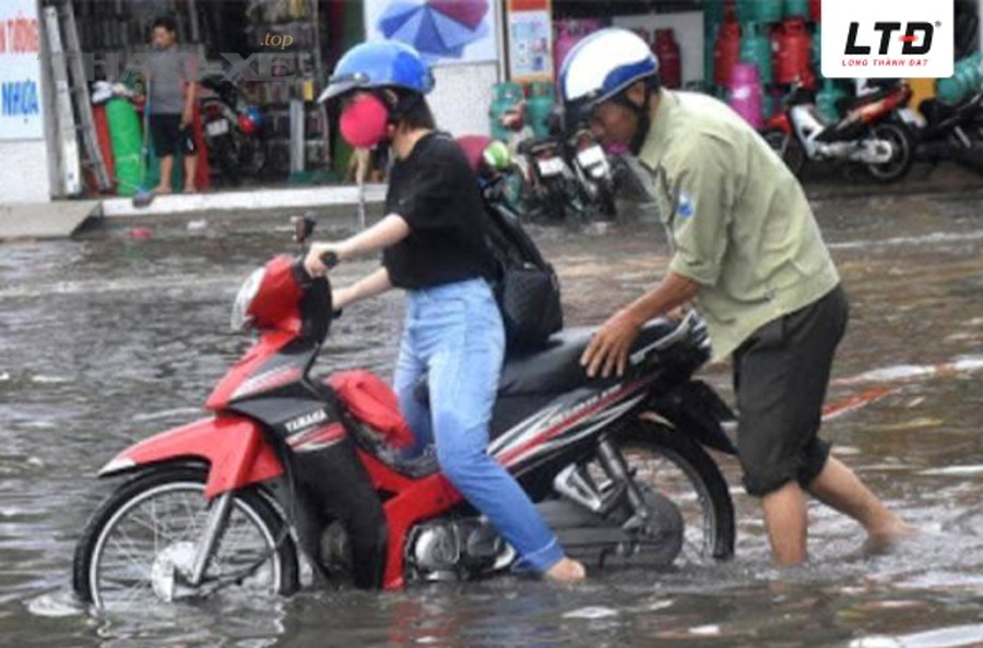 Gọi cứu hộ ô tô khi nghi ngờ nguy cơ thủy kích sau khi xe lội nước