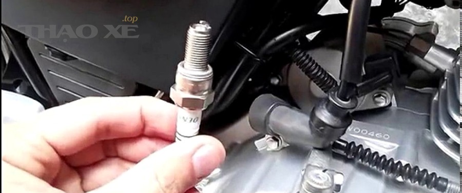 Tháo bugi an toàn và quan sát đầu bugi
