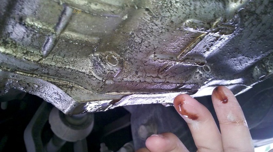Nâng xe an toàn để kiểm tra rò rỉ dầu hộp số