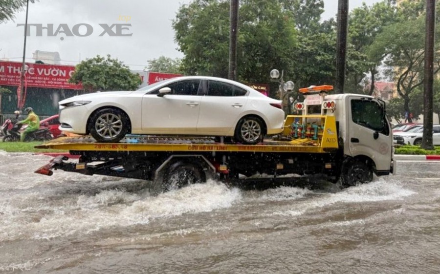 Góc nhìn trong xe khi trời mưa lớn, tầm nhìn kém và đường ướt