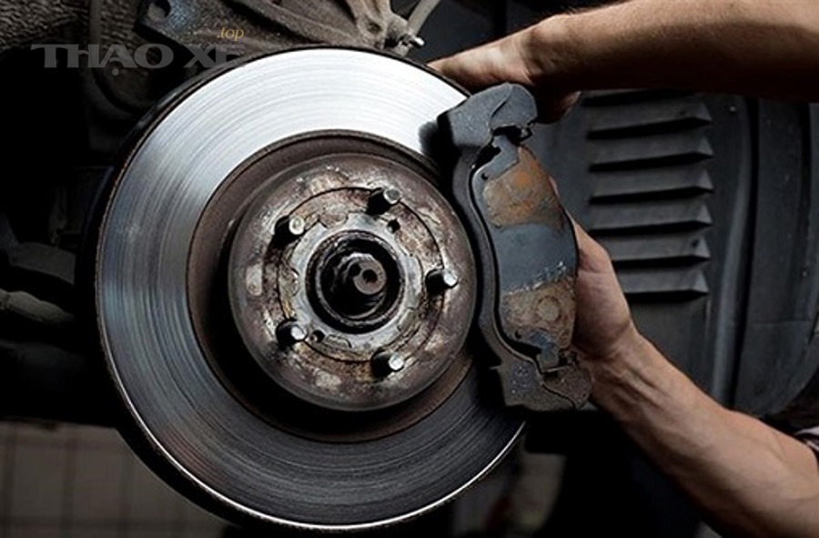 bề mặt đĩa phanh quá nhiệt và mài mòn không đều