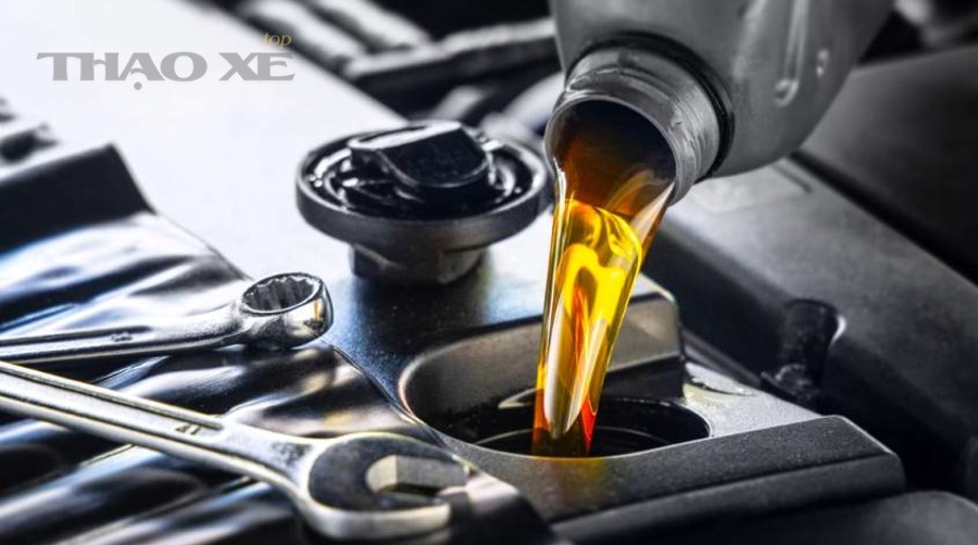 Kỹ thuật viên thay dầu định kỳ cho ô tô