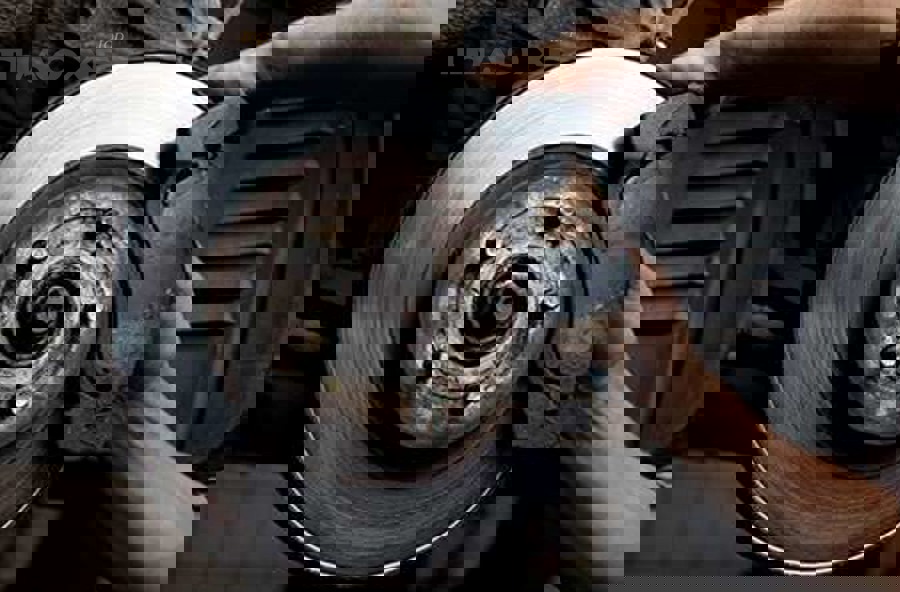 Vật liệu má phanh và các hiện tượng hiếm ảnh hưởng cảm giác phanh như thế nào?