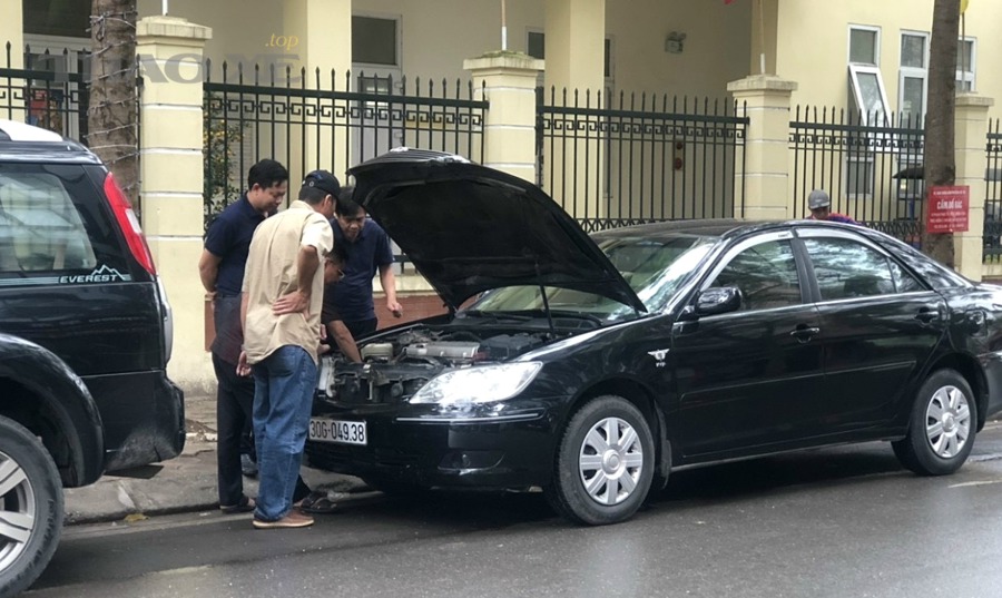Kỹ thuật viên kiểm tra hệ thống phanh và gầm xe cũ