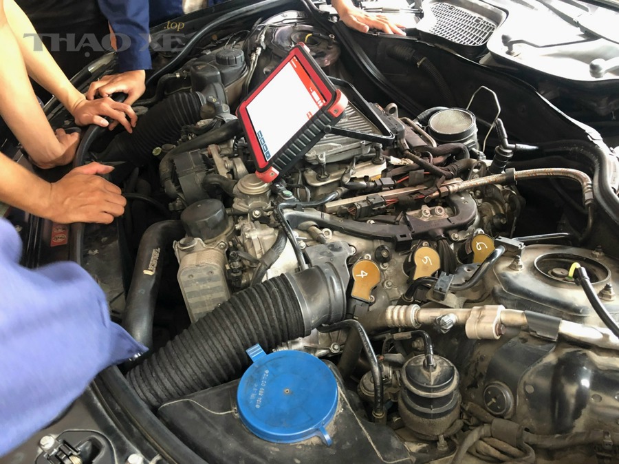 Bảng đồng hồ xe có đèn Check Engine và biểu hiện rung giật