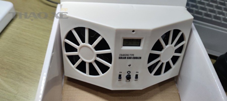 Kỹ thuật viên dùng máy chẩn đoán OBD2 kiểm tra nhiệt độ động cơ