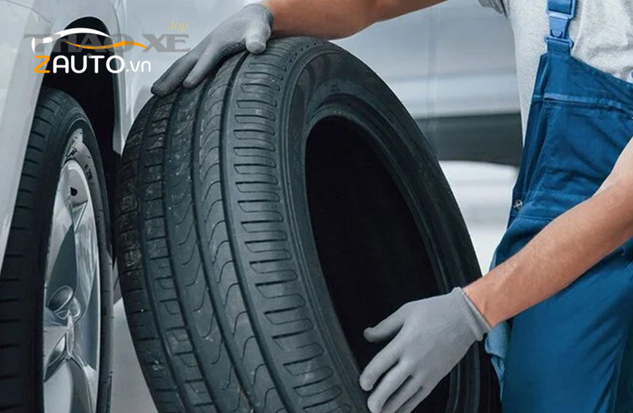 Kiểm tra lốp ô tô trước đăng kiểm tại gara