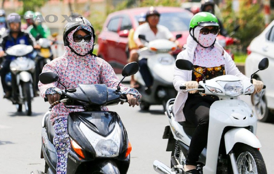 Kỹ thuật viên kiểm tra hệ thống làm mát, quạt két nước và nước làm mát của ô tô