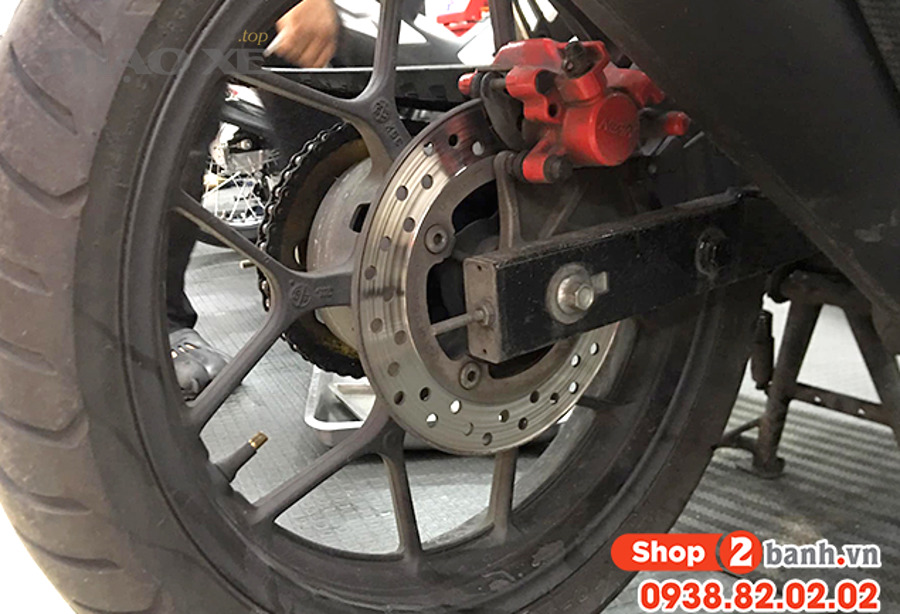 Cận cảnh bánh xe và hệ thống phanh đĩa ô tô