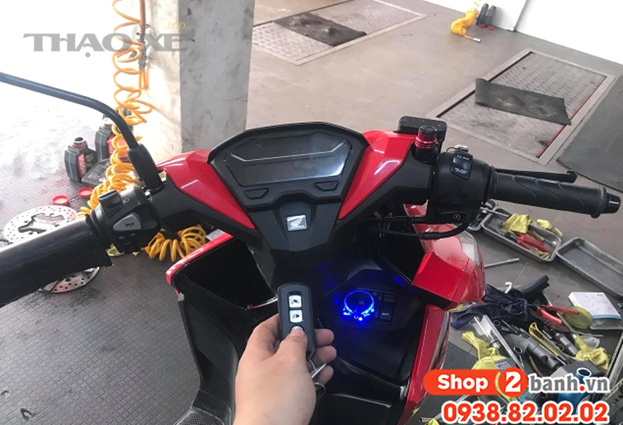 Minh họa thao tác với remote và cụm núm Smartkey trên xe máy Honda