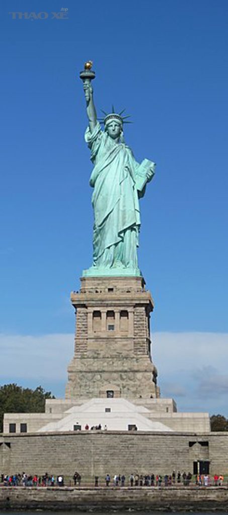 250px Lady Liberty under a blue sky cropped 3