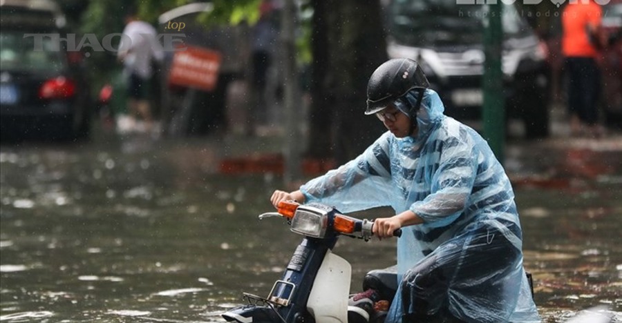 Tài xế xử lý xe chết máy an toàn bên lề đường
