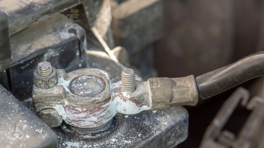 Cọc bình ắc quy bị oxy hóa với lớp bột trắng quanh đầu cực